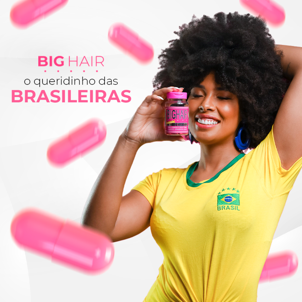 Mulher sorrindo segura um frasco de big hair. Texto: Big hair o queridinho das brasileiras